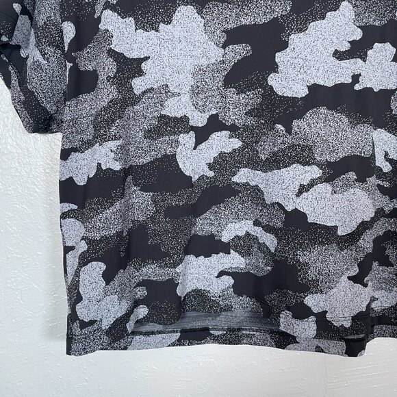 Lululemon Women 10 Black Gray Camo New Year Cates Crop Shirt Rabbit All Over - Picture 2 of 5